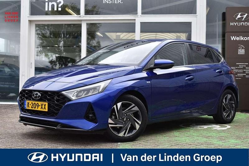 Intense blue (blauw metallic) Gebruikt 2021 Hyundai i20 Premium Hatchback | € 17.950 (Eerlijke prijs) - Afbeelding 1/4