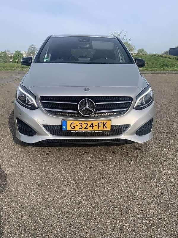 Grijs Gebruikt 2015 Mercedes B200 Prestige MPV | € 13.500 (Goede deal) - Afbeelding 1/4