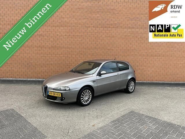 Grijs Gebruikt 2008 Alfa Romeo 147 Hatchback | € 1.495 (Eerlijke prijs) - Afbeelding 1/4