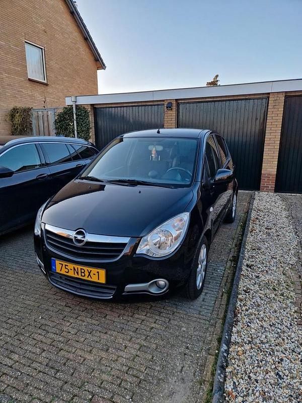 Zwart Gebruikt 2010 Opel Agila Edition Stationwagen | € 3.999 - Afbeelding 1/4