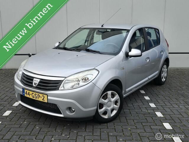 Grijs Gebruikt 2008 Dacia Sandero Lauréate Hatchback | € 2.499 (Goede deal) - Afbeelding 1/4
