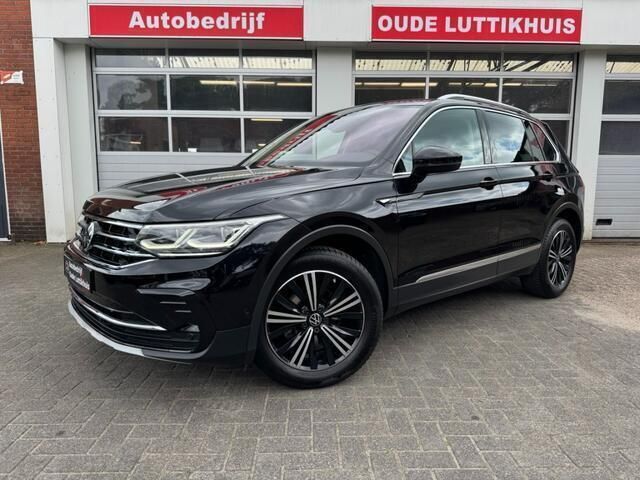 Zwart Gebruikt 2021 VW Tiguan Elegance SUV | € 29.945 (Eerlijke prijs) - Afbeelding 1/4