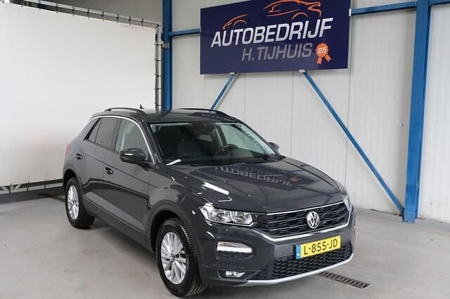 Grijs, metallic lak Gebruikt 2021 VW T-Roc Style SUV | € 21.750 (Goede deal) - Afbeelding 1/4