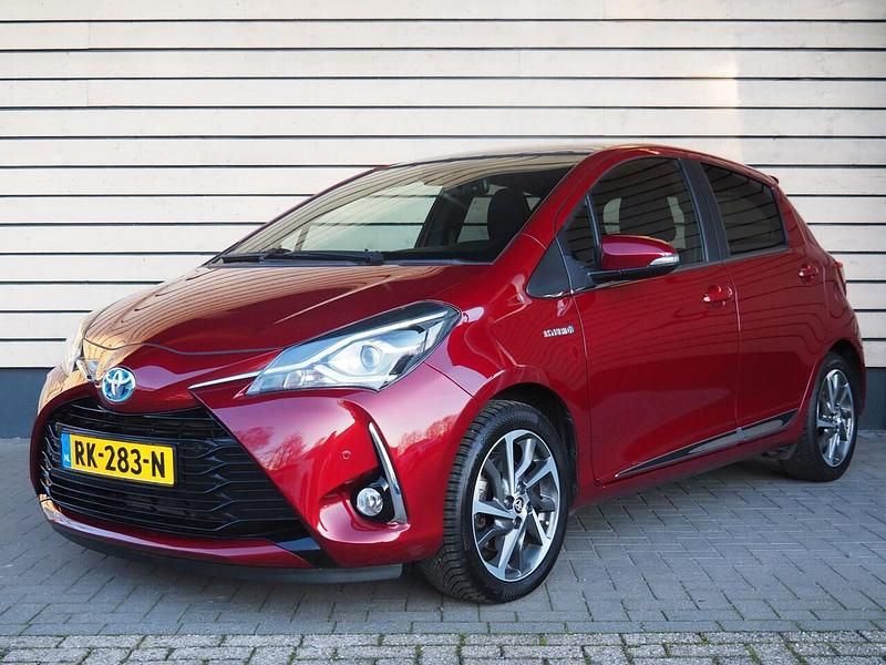 Rood (metallic) Occasion 2017 Toyota Yaris Hybrid Premium Hatchback | € 15.950 (Eerlijke prijs) - Afbeelding 1/4