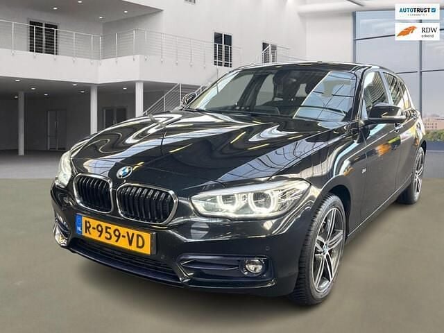 Zwart Gebruikt 2017 BMW 118 Executive Hatchback | € 9.999 (Super prijs) - Afbeelding 1/4