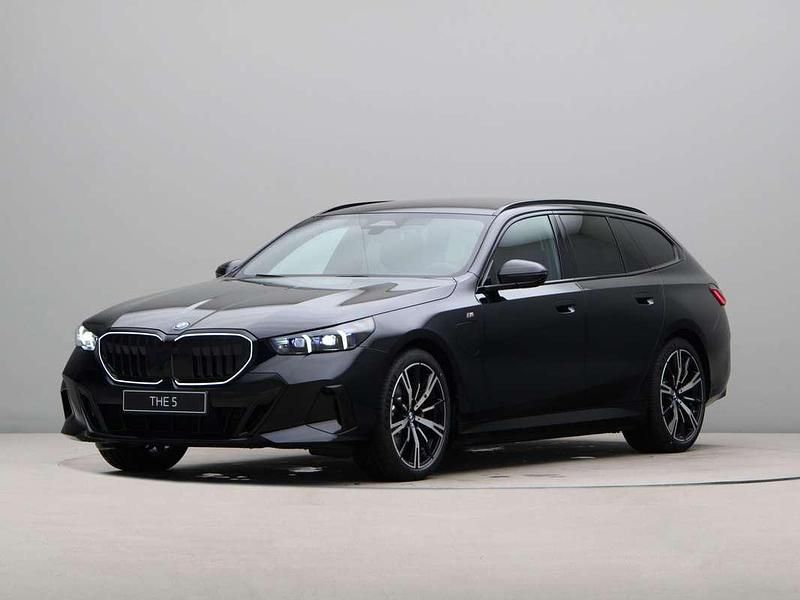 Zwart, metallic lak Nieuw 2025 BMW 530e Performance Stationwagen | € 91.267 (Eerlijke prijs) - Afbeelding 1/4