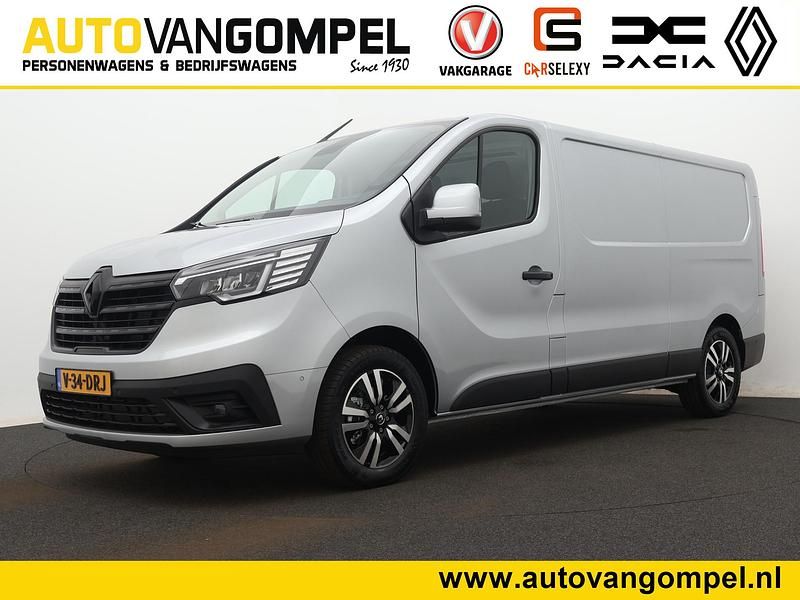 Grijs metallic Gebruikt 2024 Renault Trafic Black Edition MPV | € 30.945 (Eerlijke prijs) - Afbeelding 1/4