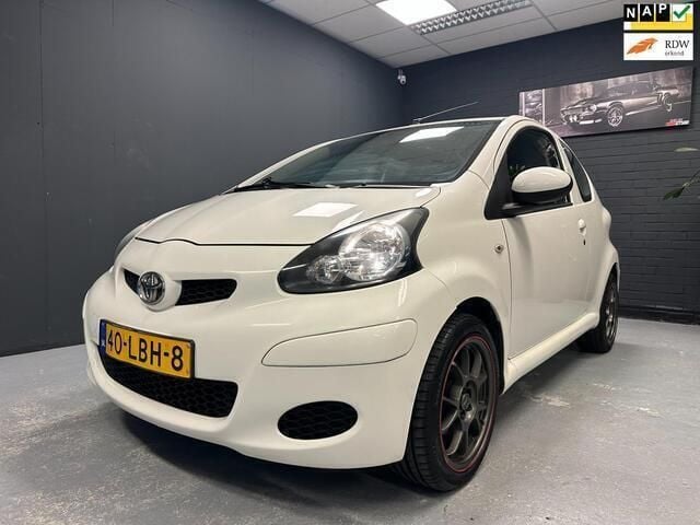 Wit Occasion 2010 Toyota Aygo Sport Hatchback | € 3.499 (Eerlijke prijs) - Afbeelding 1/4