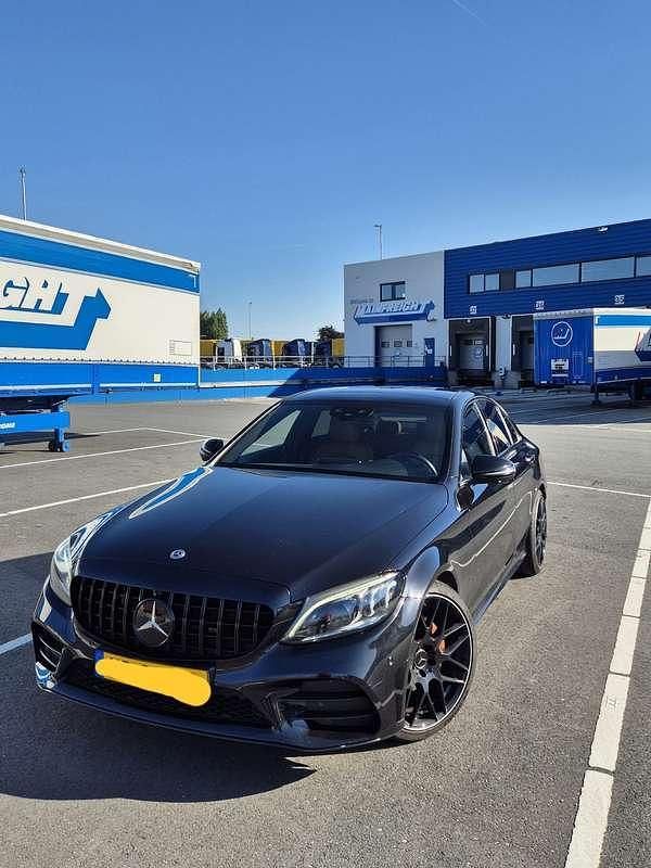 Zwart Occasion 2019 Mercedes C180 AMG Line Premium Plus Sedan | € 23.000 (Eerlijke prijs) - Afbeelding 1/4