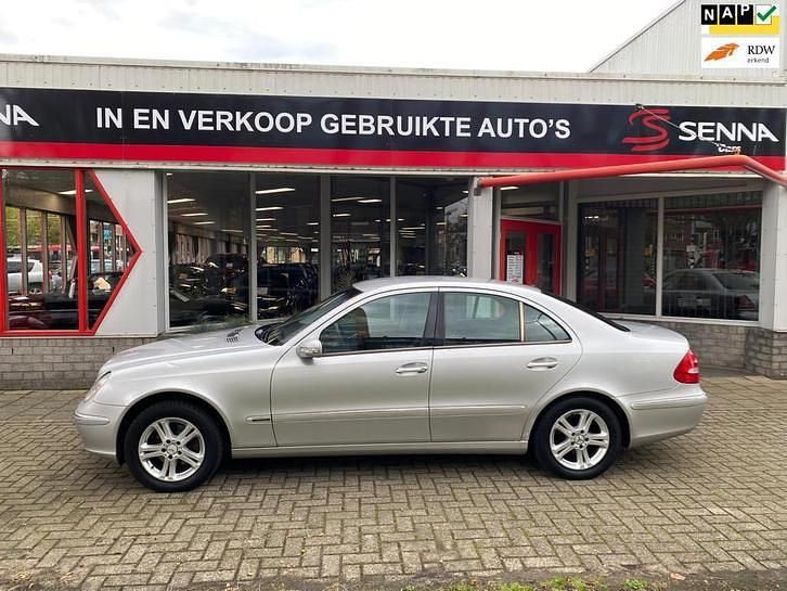 Grijs (metallic) Gebruikt 2002 Mercedes E240 Elegance Sedan | € 2.250 - Afbeelding 1/4