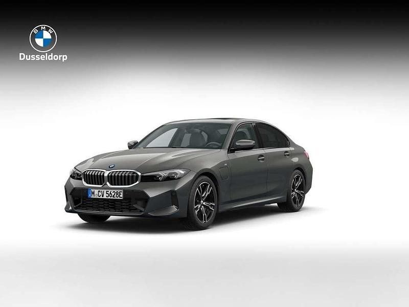 Grijs, metallic lak Nieuw 2025 BMW 330e Comfort Edition Sedan | € 66.974 (Goede deal) - Afbeelding 1/4