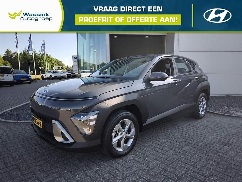 Grijs Gebruikt 2024 Hyundai Kona Comfort SUV | € 31.390 (Eerlijke prijs) - Afbeelding 1/4