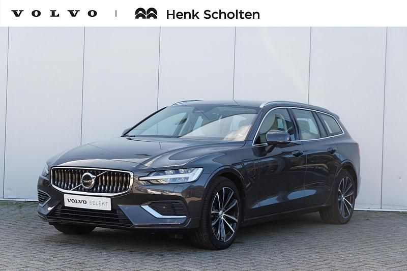 Grijs Gebruikt 2023 Volvo V60 Plus Stationwagen | € 42.950 (Iets duurder) - Afbeelding 1/4