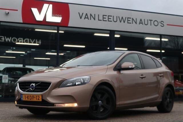 Bruin, metallic lak Gebruikt 2013 Volvo V40 Kinetic Stationwagen | € 12.948 (Eerlijke prijs) - Afbeelding 1/4