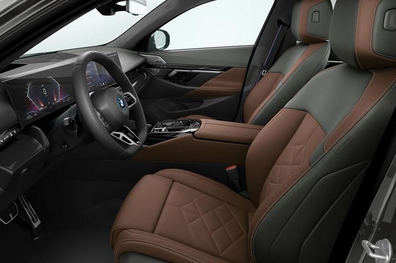 Nieuw BMW 550e M Sport 489 PK (359 kW) 2025 Sophistograu brillianteffect metallic (grijs metallic) Stationwagen