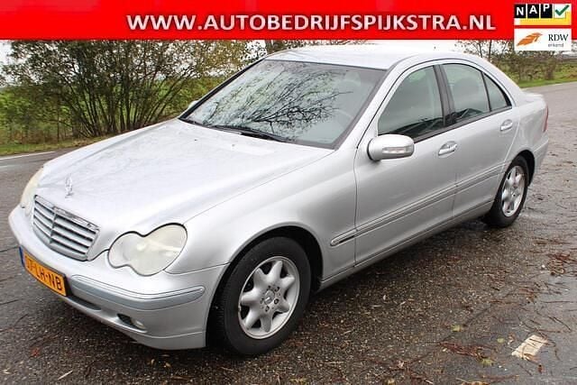 Grijs (metallic) Gebruikt 2003 Mercedes C200 Elegance Sedan | € 2.495 (Super prijs) - Afbeelding 1/4