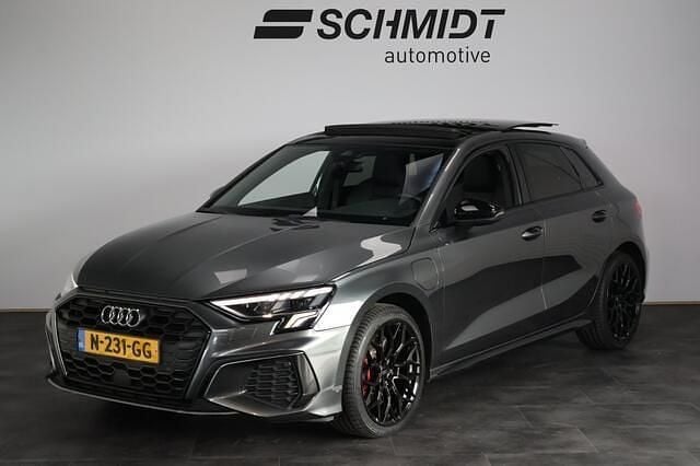 Grijs Gebruikt 2021 Audi A3 Sportback Competition Hatchback | € 29.995 (Eerlijke prijs) - Afbeelding 1/4
