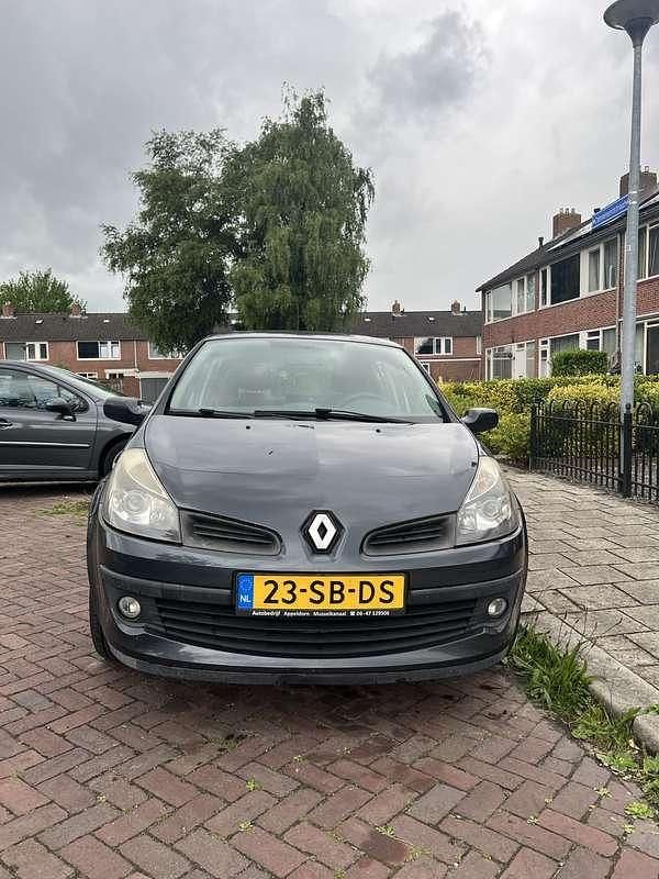 Grijs Gebruikt 2005 Renault Clio II Hatchback | € 1.500 (Eerlijke prijs) - Afbeelding 1/4
