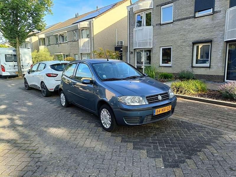 Blauw Gebruikt 2004 Fiat Punto Dynamic Hatchback | € 900 (Goede deal) - Afbeelding 1/4