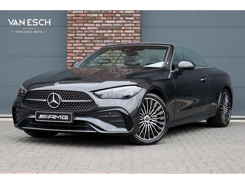 Grijs (metallic) Gebruikt 2024 Mercedes 200 AMG line Cabriolet | € 63.500 (Super prijs) - Afbeelding 1/4