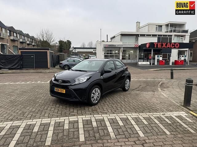 Zwart Occasion 2024 Toyota Aygo X Play SUV | € 18.950 (Eerlijke prijs) - Afbeelding 1/4