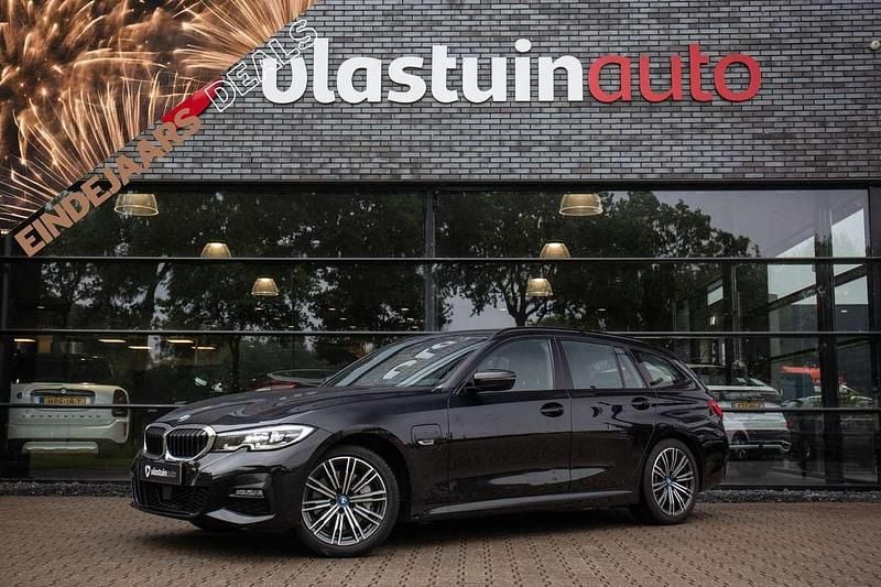 Zwart Gebruikt 2022 BMW 330e Executive Stationwagen | € 28.950 (Super prijs) - Afbeelding 1/4