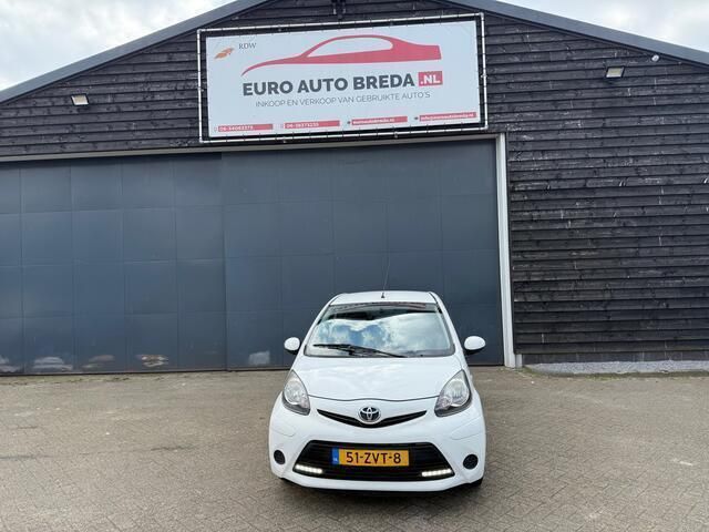 Wit Gebruikt 2013 Toyota Aygo Hatchback | € 2.495 (Eerlijke prijs) - Afbeelding 1/4