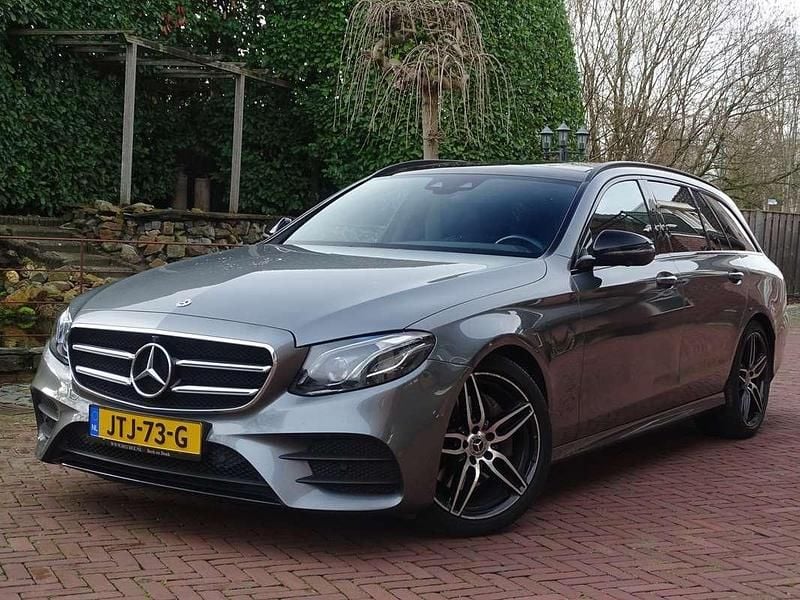 Grijs (metallic) Occasion 2019 Mercedes E220 AMG Stationwagen | € 27.850 (Goede deal) - Afbeelding 1/4