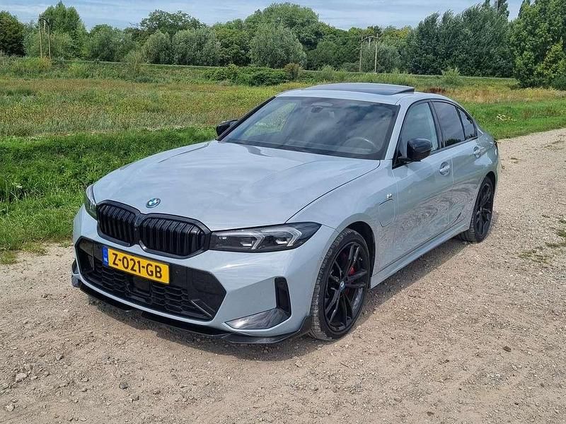 Grijs Gebruikt 2024 BMW 330 Sedan | € 55.500 (Duur) - Afbeelding 1/4