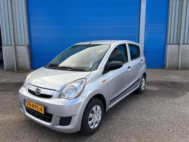 Grijs Gebruikt 2010 Daihatsu Cuore Plus Hatchback | € 2.950 (Eerlijke prijs) - Afbeelding 1/4