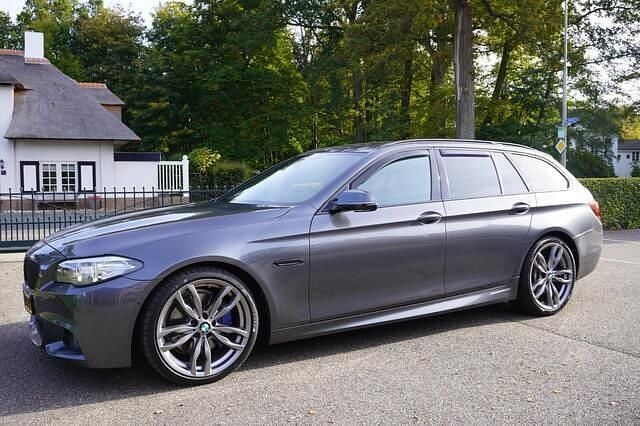 Grijs Gebruikt 2015 BMW 530 Executive Stationwagen | € 15.400 (Iets duurder) - Afbeelding 1/4