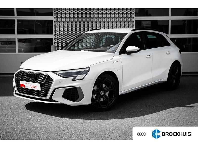 Wit Gebruikt 2024 Audi A3 Sportback Hatchback | € 38.800 (Duur) - Afbeelding 1/4