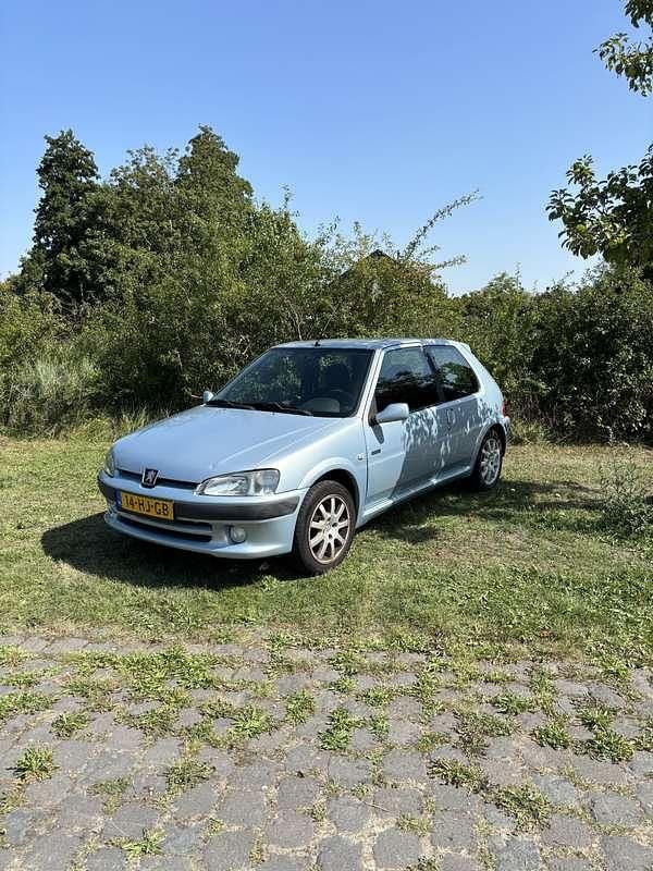 Grijs Gebruikt 2001 Peugeot 106 Sport Hatchback | € 1.700 (Eerlijke prijs) - Afbeelding 1/4