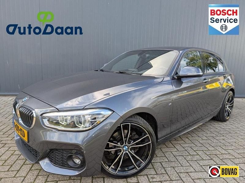 Grijs Gebruikt 2018 BMW 118 Executive Hatchback | € 16.500 (Eerlijke prijs) - Afbeelding 1/4