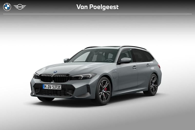 Skyscraper grey metallic (grijs metallic) Nieuw 2025 BMW 330e M Sport Stationwagen | € 66.303 (Super prijs) - Afbeelding 1/4