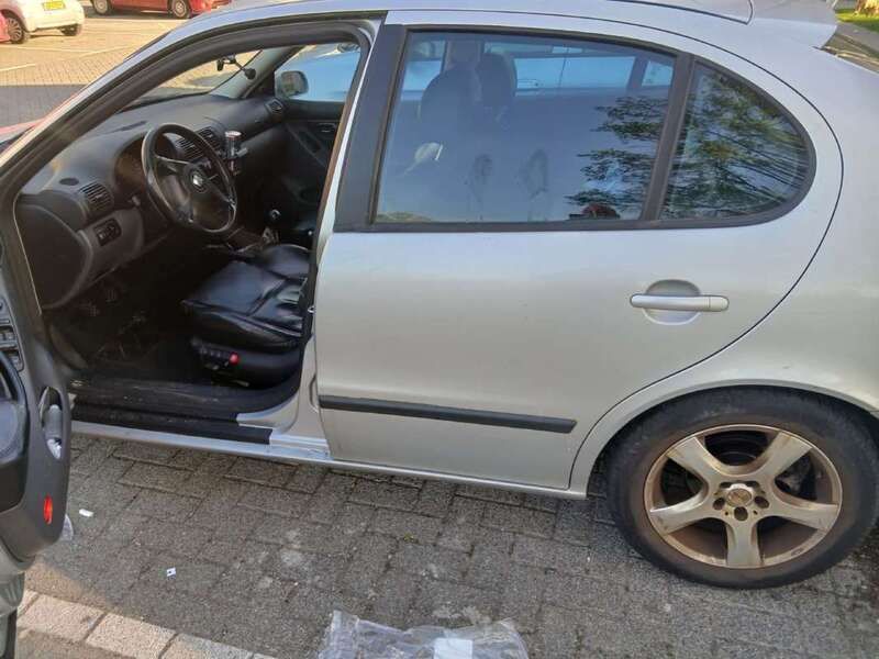Grijs Gebruikt 2000 Seat Leon Sport Hatchback | € 700 (Eerlijke prijs) - Afbeelding 1/4