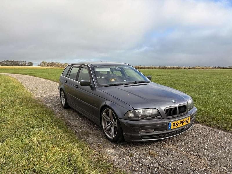 Grijs Gebruikt 2001 BMW 320 Stationwagen | € 2.250 (Eerlijke prijs) - Afbeelding 1/4