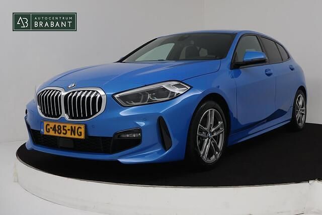 Blauw (metallic) Gebruikt 2019 BMW 118 Executive Hatchback | € 18.945 (Eerlijke prijs) - Afbeelding 1/4