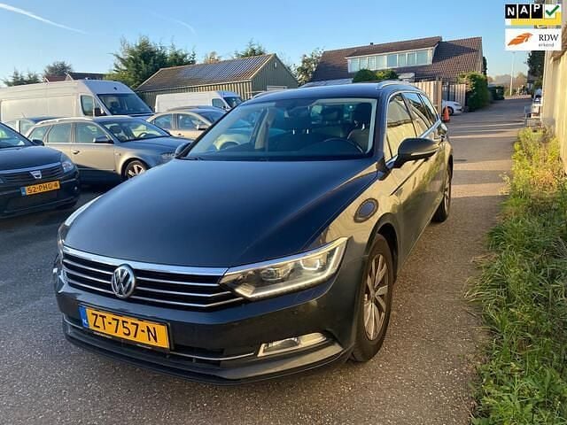 Grijs Gebruikt 2019 VW Passat Comfortline Stationwagen | € 14.950 (Super prijs) - Afbeelding 1/4