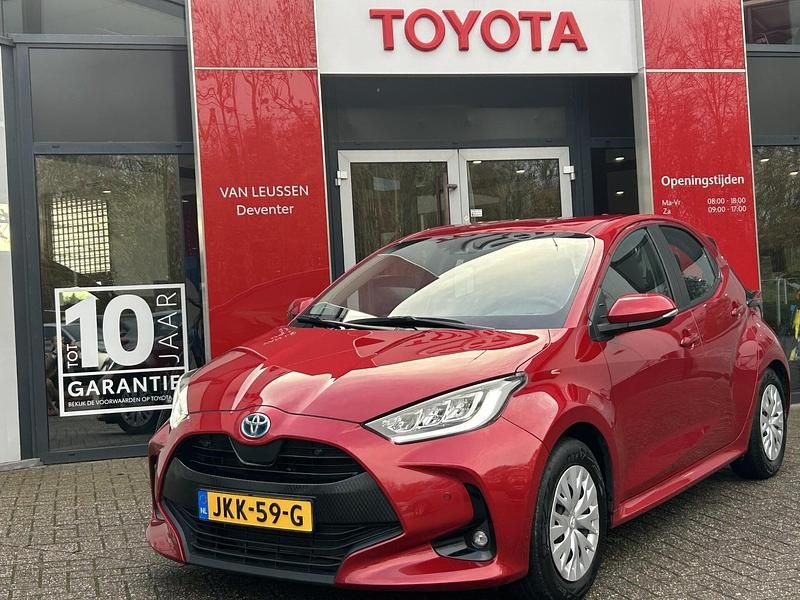 Rood Gebruikt 2023 Toyota Yaris Play Hatchback | € 21.400 (Goede deal) - Afbeelding 1/4