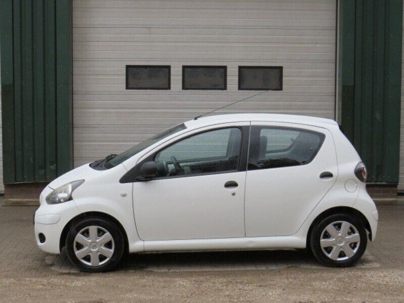 Wit Gebruikt 2011 Toyota Aygo Cool Hatchback | € 3.450 (Eerlijke prijs) - Afbeelding 1/4