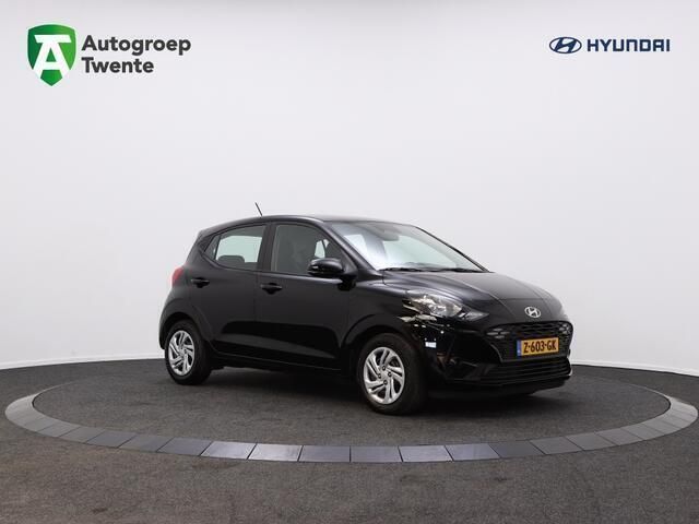 Phantom black (zwart metallic) Gebruikt 2024 Hyundai i10 Comfort Hatchback | € 15.945 (Eerlijke prijs) - Afbeelding 1/4