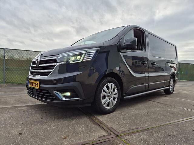 Zwart (metallic) Gebruikt 2022 Renault Trafic Business Van | € 24.950 (Super prijs) - Afbeelding 1/4
