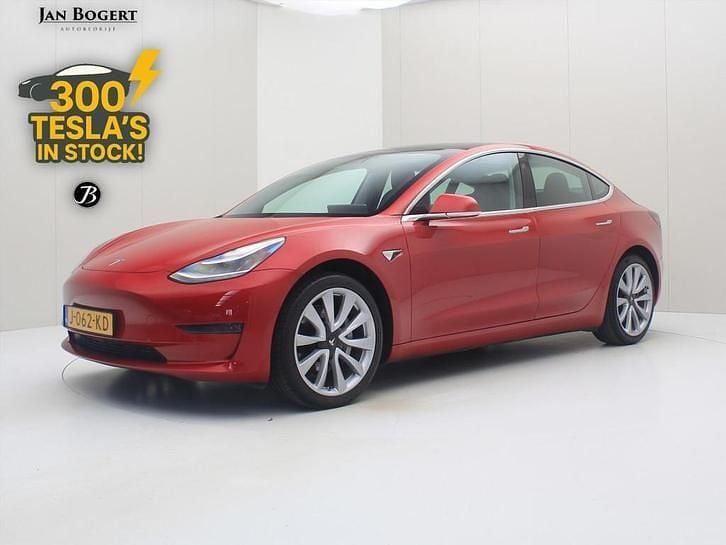 Rood Occasion 2020 Tesla Model 3 Long Range AWD Sedan | € 20.400 (Goede deal) - Afbeelding 1/4