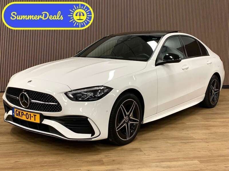 Wit, metallic lak Gebruikt 2022 Mercedes C300e AMG line Sedan | € 46.945 (Eerlijke prijs) - Afbeelding 1/4