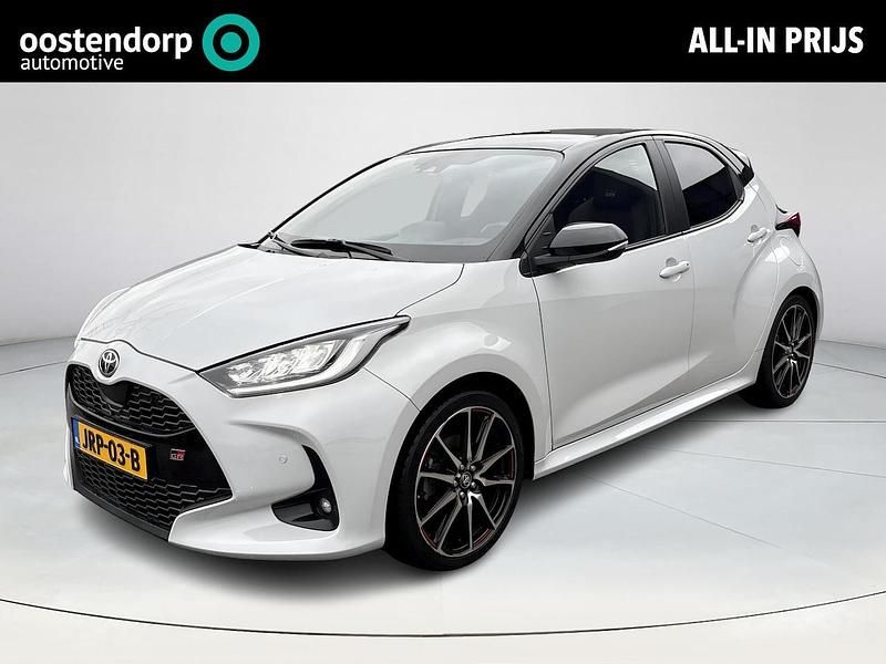 Grijs Occasion 2023 Toyota Yaris Hybrid Sport Hatchback | € 24.950 (Duur) - Afbeelding 1/4