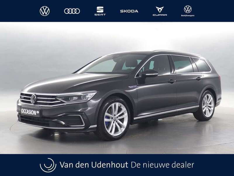 Grijs, metallic lak Gebruikt 2023 VW Passat Business Stationwagen | € 43.990 (Iets duurder) - Afbeelding 1/3