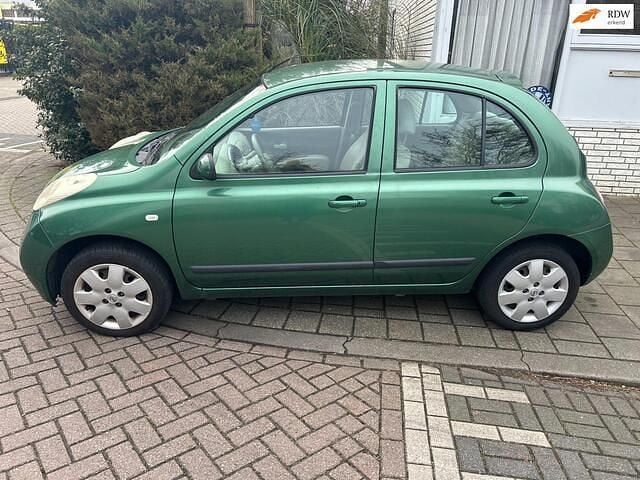 Groen (metallic) Occasion 2004 Nissan Micra Acenta Hatchback | € 1.950 (Eerlijke prijs) - Afbeelding 1/4