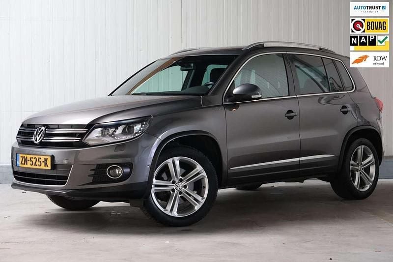 Grijs Gebruikt 2016 VW Tiguan R-line Edition SUV | € 17.495 (Eerlijke prijs) - Afbeelding 1/4