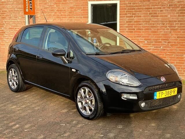 Zwart (metallic) Gebruikt 2018 Fiat Punto Evo Hatchback | € 7.200 (Iets duurder) - Afbeelding 1/4